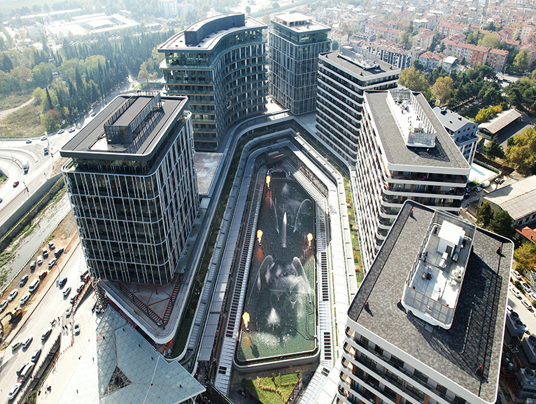 DOWNTOWN BURSA YAŞAM VE EĞLENCE MERKEZİ KAPILARINI AÇTI